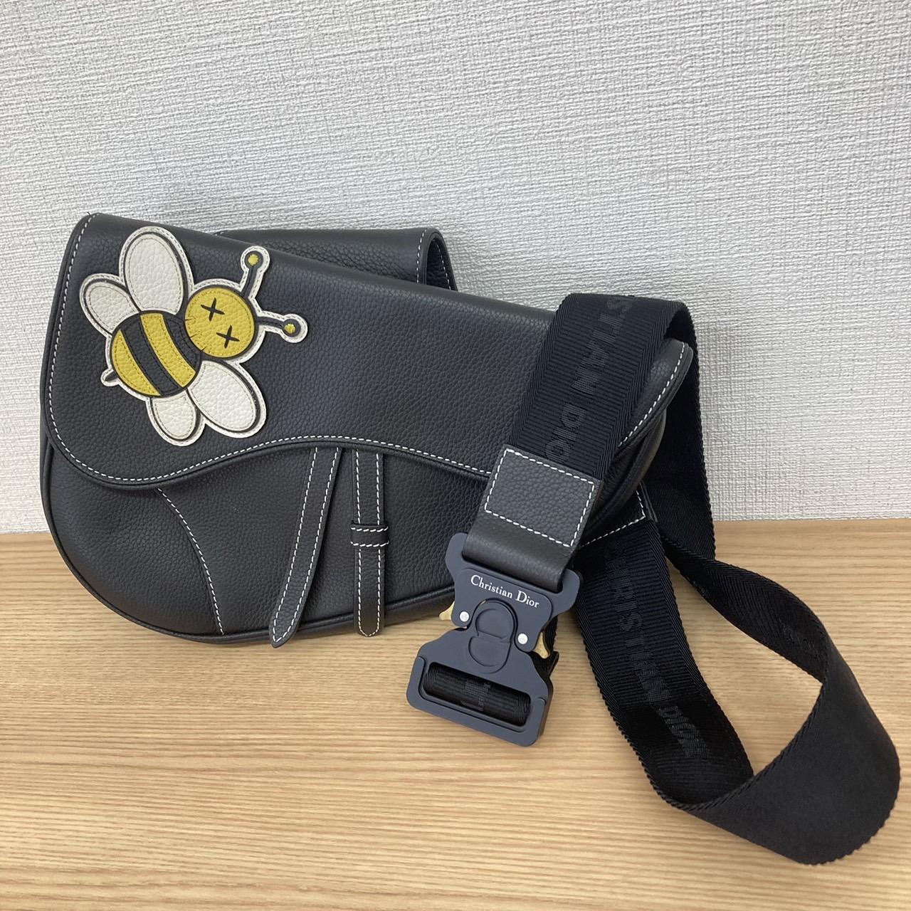 DIOR×KAWS ディオールオム×カウズ コラボ 06-BO-0149 BEE レザー サドルバッグ