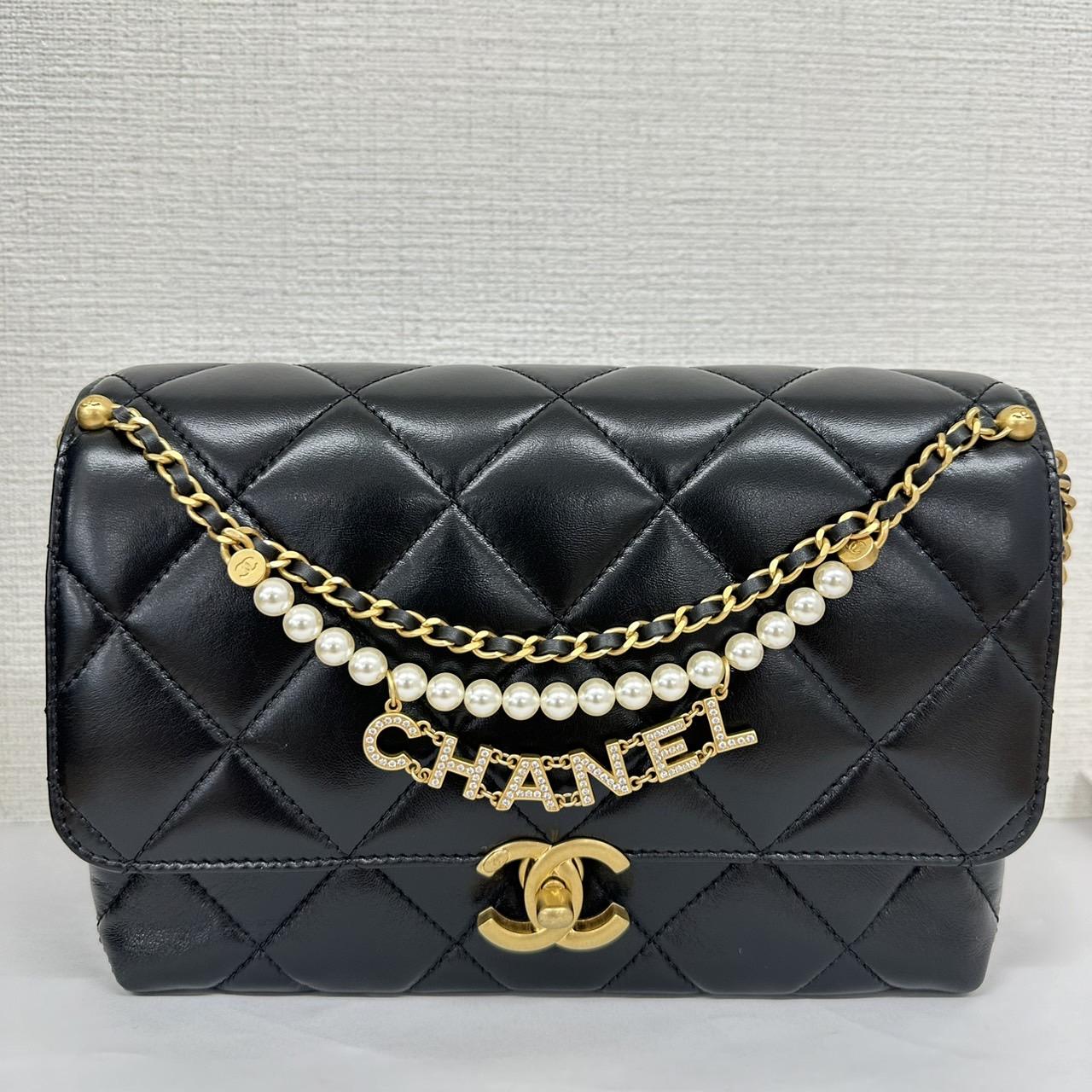 CHANEL　チェーンショルダーバッグ　ラムスキン　パール