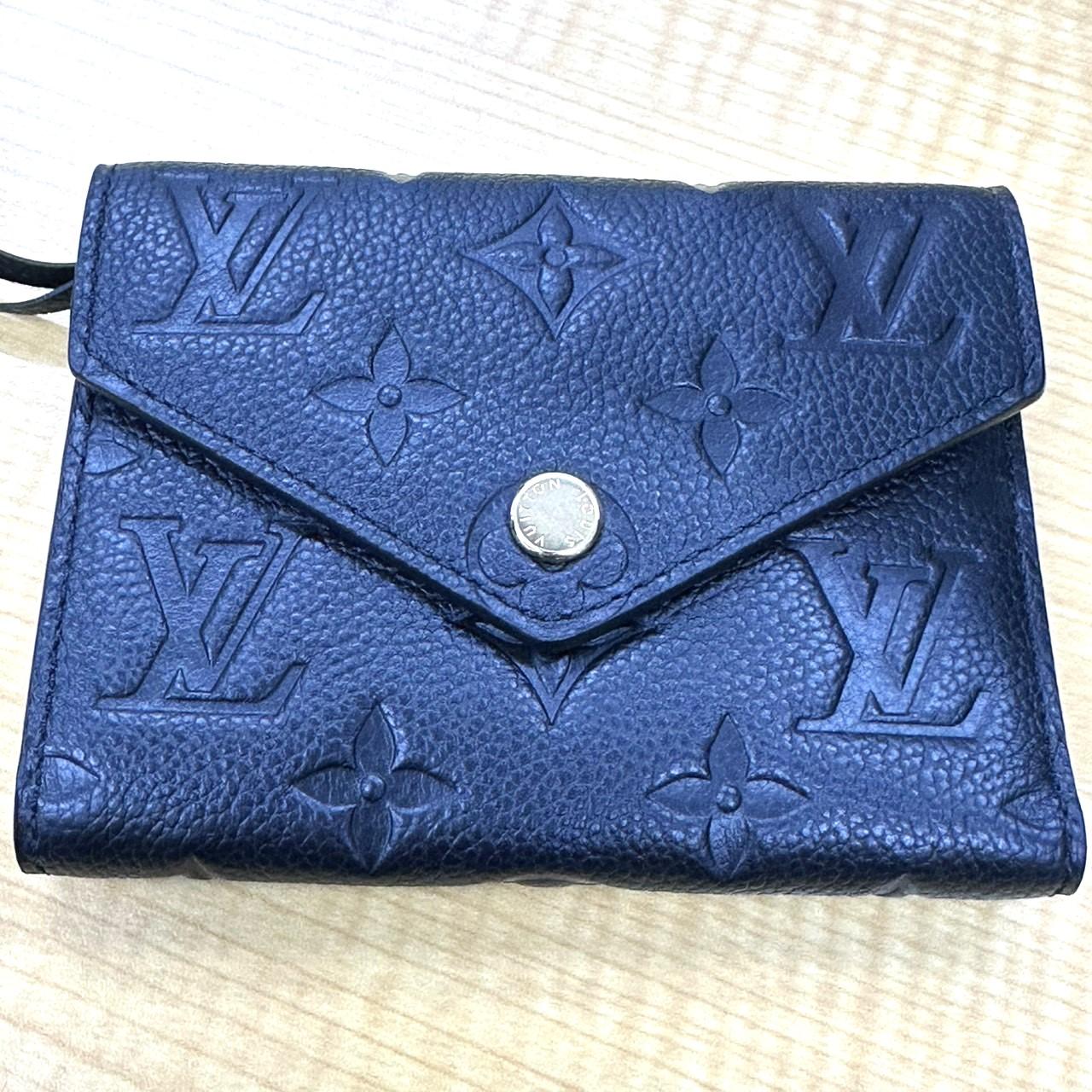 LOUIS VUITTON ルイヴィトン 　アンプラント　M64060　ポルトフォイユ　ヴィクトリーヌ 　ノワール 　イニシャル刻印