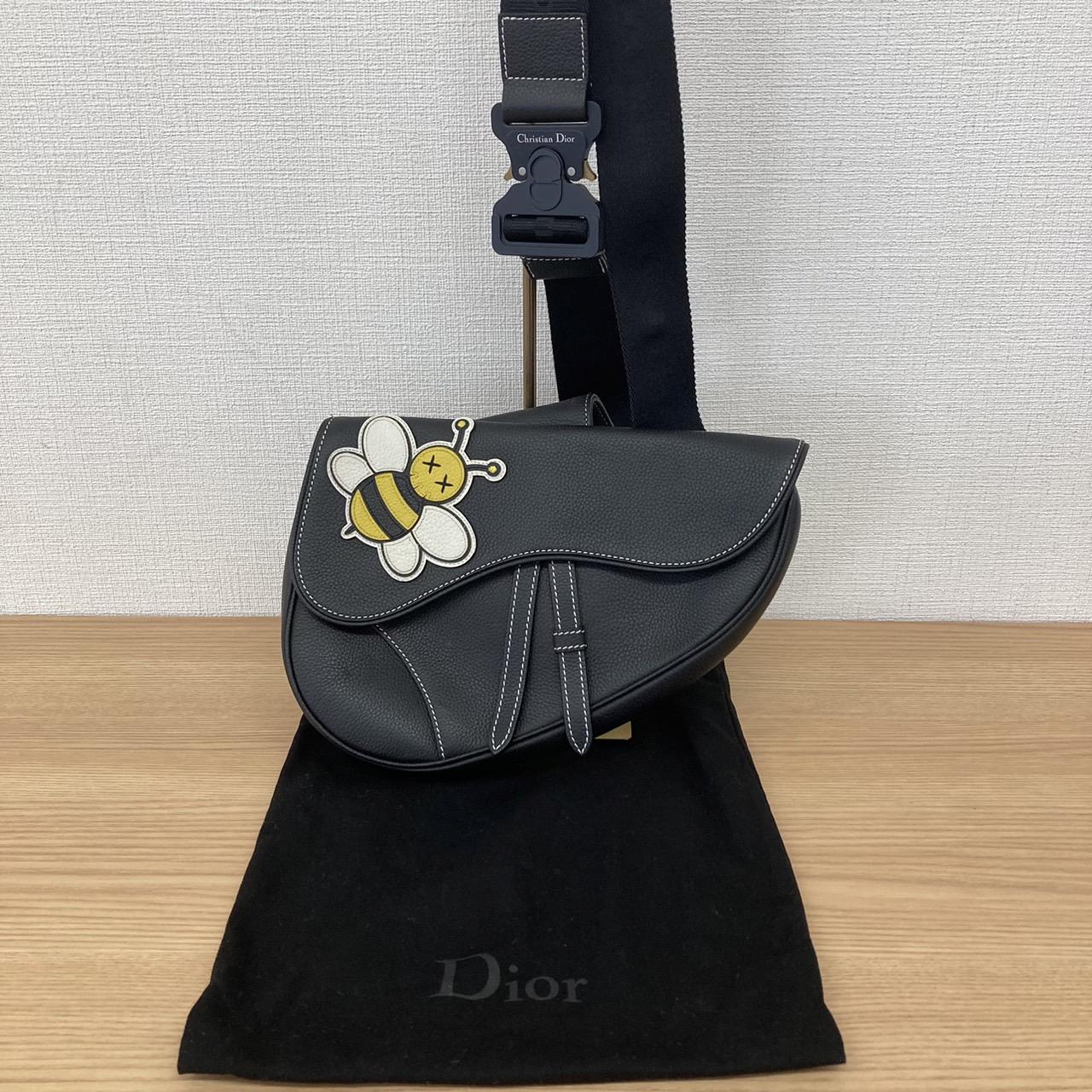 DIOR×KAWS ディオールオム×カウズ コラボ 06-BO-0149 BEE レザー サドルバッグ