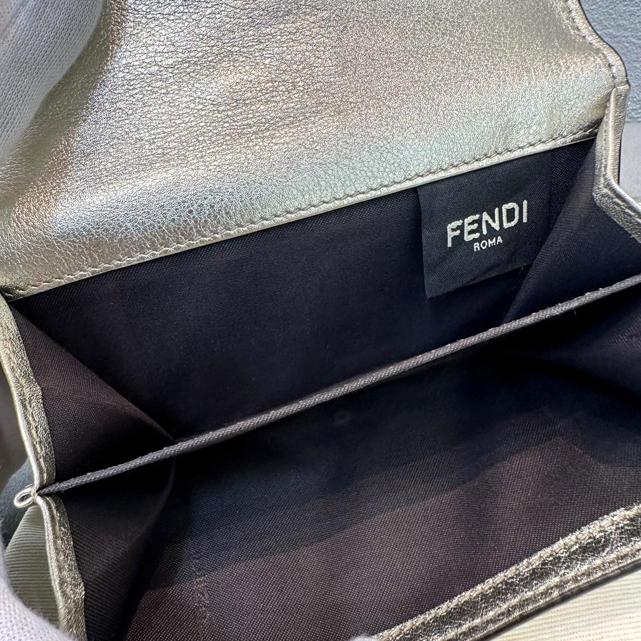 FENDI フェンディ ミディアムバゲット コンパクトウォレット 二つ折り財布 シャンパン