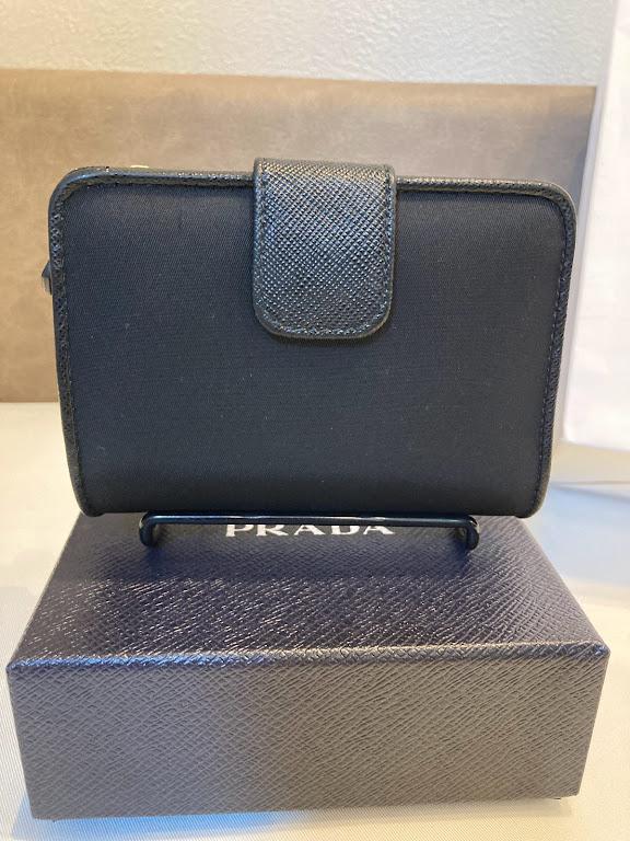 PRADA　二つ折り財布