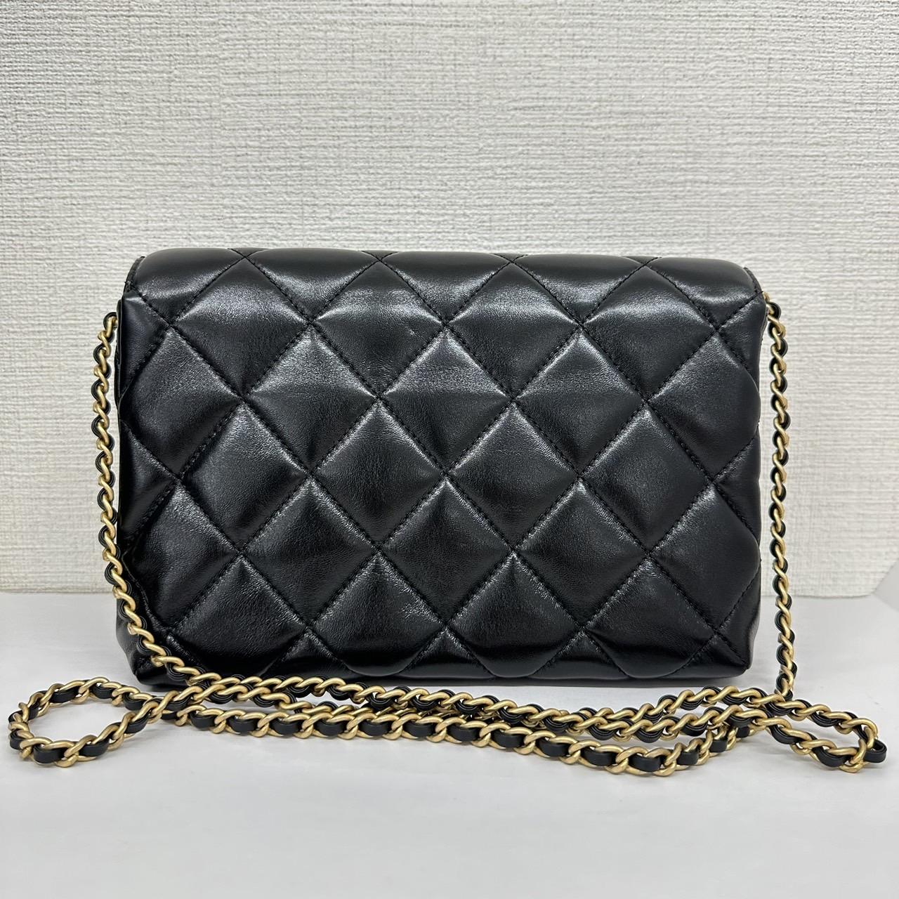 CHANEL　チェーンショルダーバッグ　ラムスキン　パール