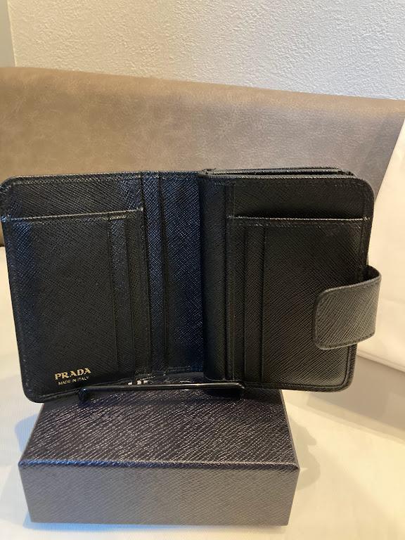 PRADA　二つ折り財布